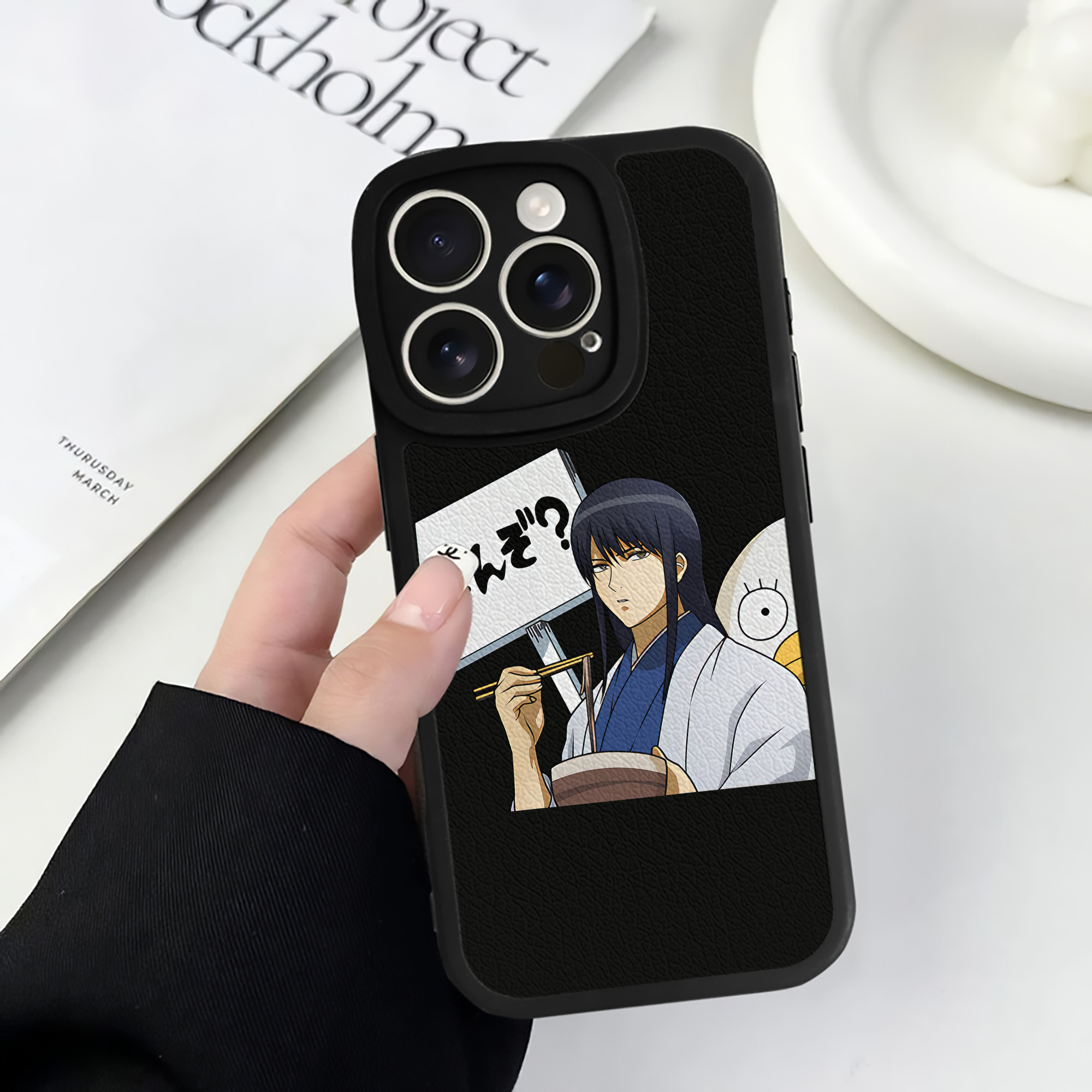（画像用） ぎんたま 坂田銀時（さかたぎんとき） 神楽 志村新八（しむら しんぱち） GINTAMA Sakata Gintoki Kagura Shimura Shinpachi 【iPhone 16シリーズ対応】シリコンスマホケース（レザー調） 材質：シリコン